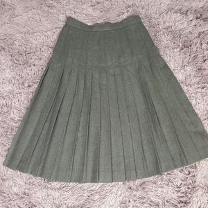 Top notch gray pleated skirt... SHE cute